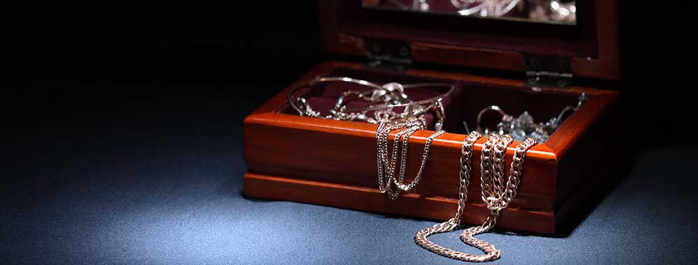 Bijoux de succession et bijoux anciens : Quelle est la différence et pourquoi est-elle importante ?