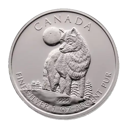 La pièce de 1 oz en argent de la Monnaie royale canadienne de la série sur la faune et la flore représente un loup debout avec des arbres et la lune en arrière-plan.